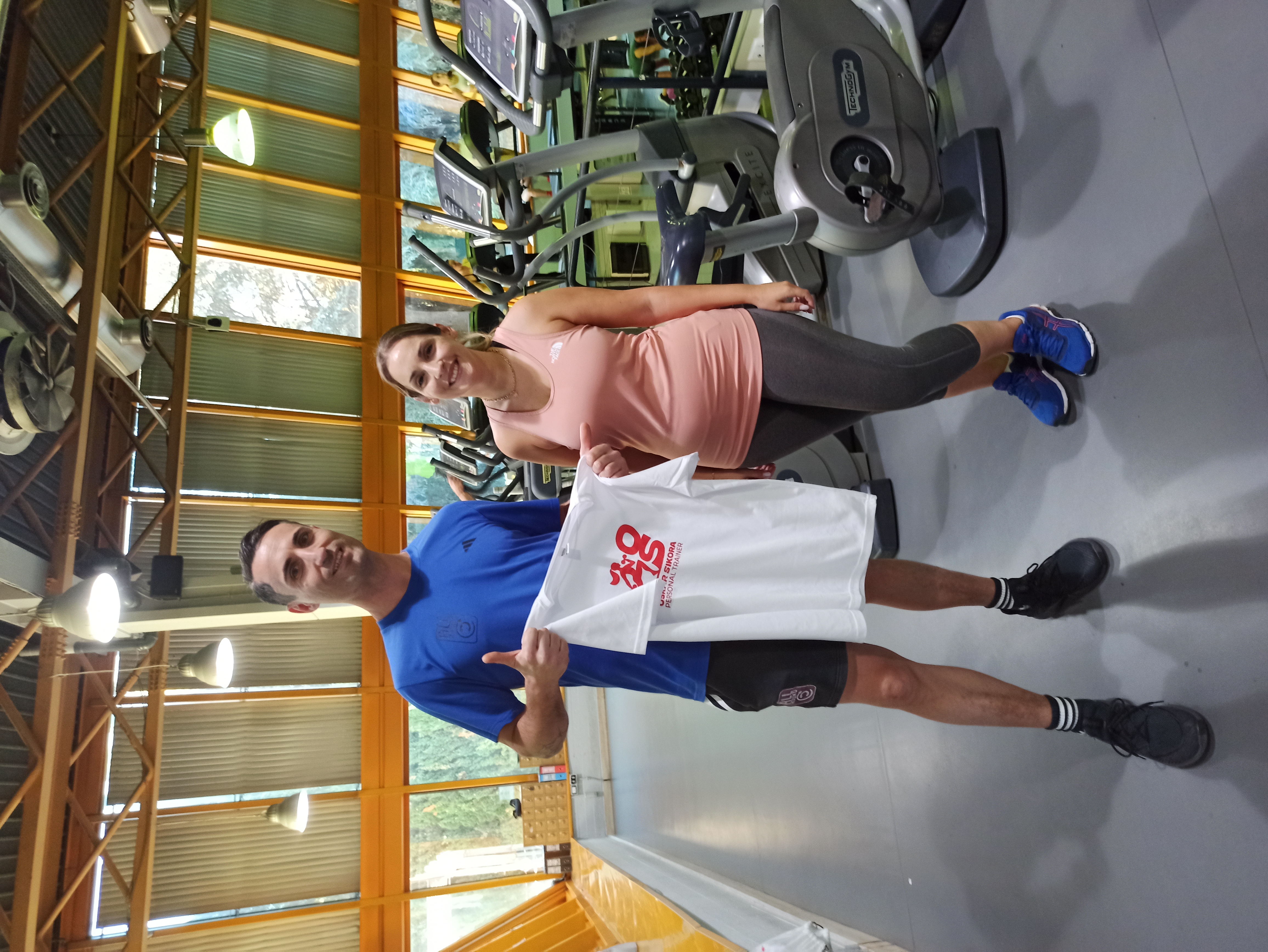 Oskar con una cliente in palestra